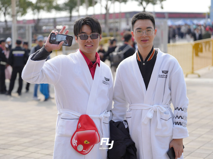 商贸区现浴袍车迷持手牌为F1中国大奖赛助威_新浪新闻